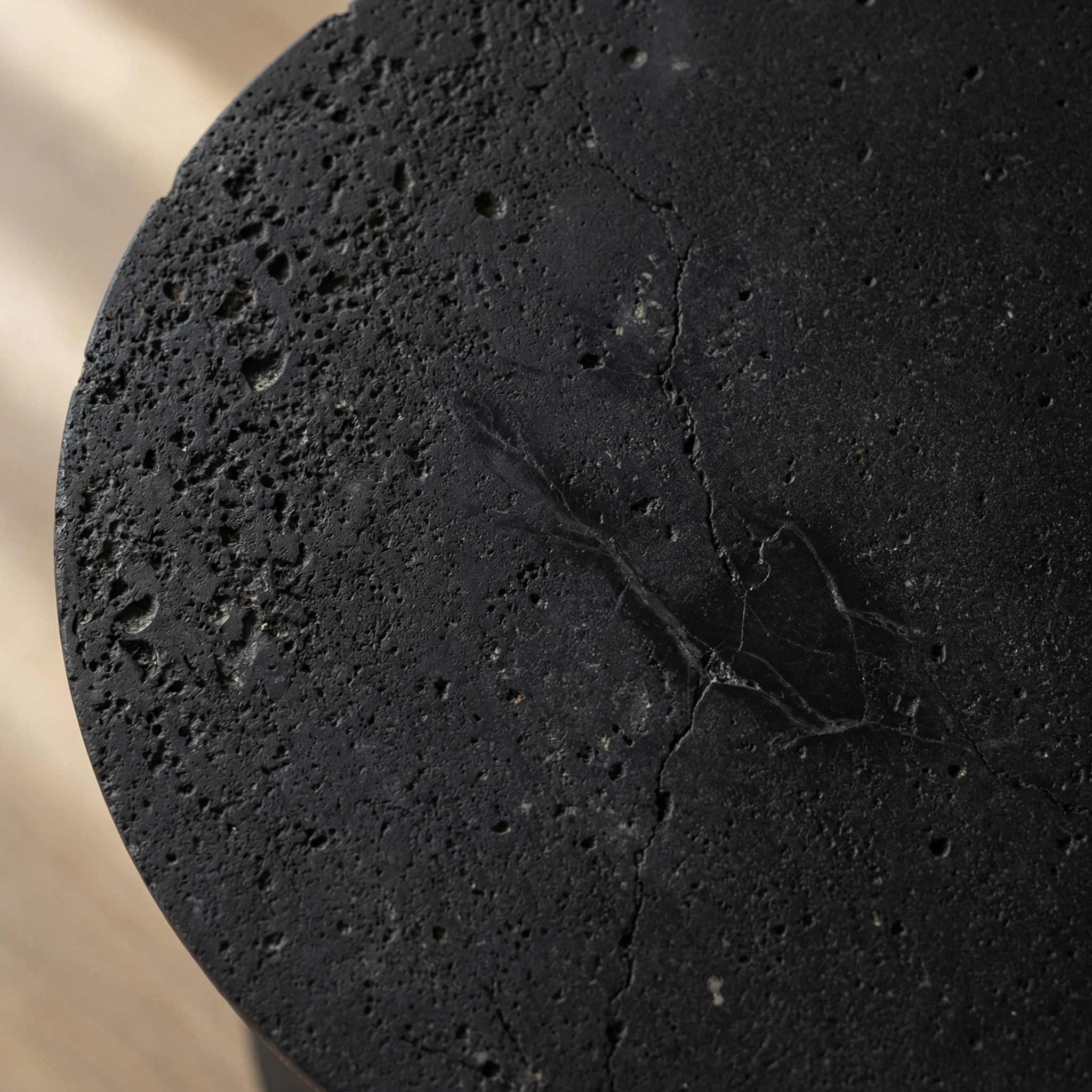 Close-up of stone veining on the Gesto — directional energy in marble